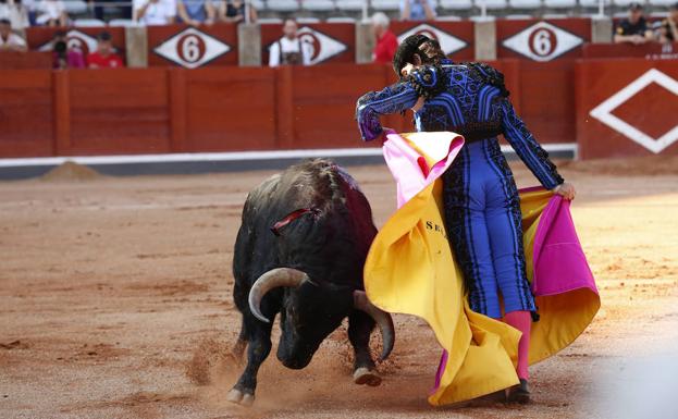 El diestro Sebastián Castella, en la corrida de ayer. 