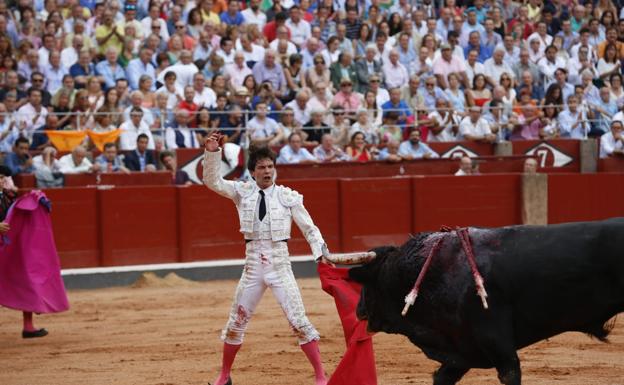 Juan del Alamo, tras dar la estocado a uno de los toros que lidió ayer en La Glorieta. 