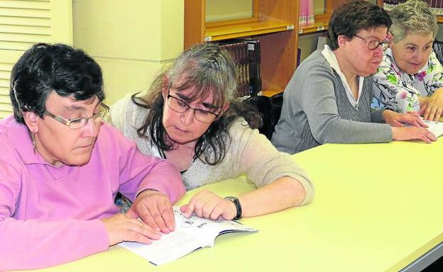 Una sesión del club de lectura de la Biblioteca de Castilla y León con miembros de la Fundación Personas y del Centro Padre Zegrí. 