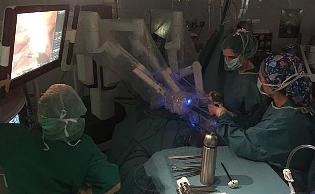 Una de las primeras intervenciones con el robot Da Vinci en el hospital. 