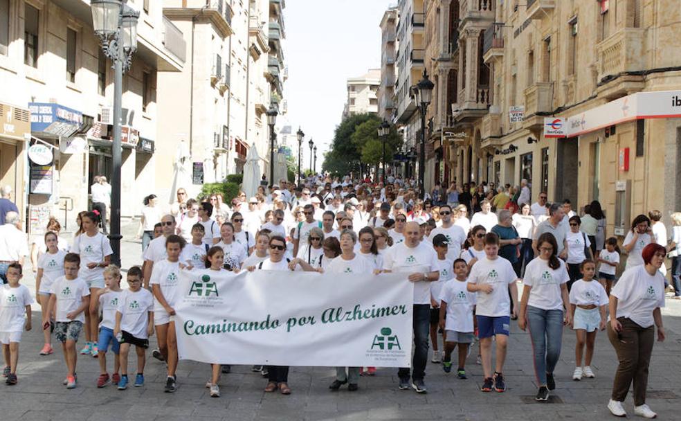 Los participantes de la marcha, en la calle Zamora. 
