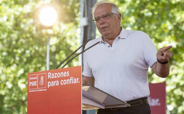 El ministro de Asuntos Exteriores, Josep Borrell, este sábado en Valladolid durante la presentación de la candidatura a la alcaldía de Óscar Puente. 