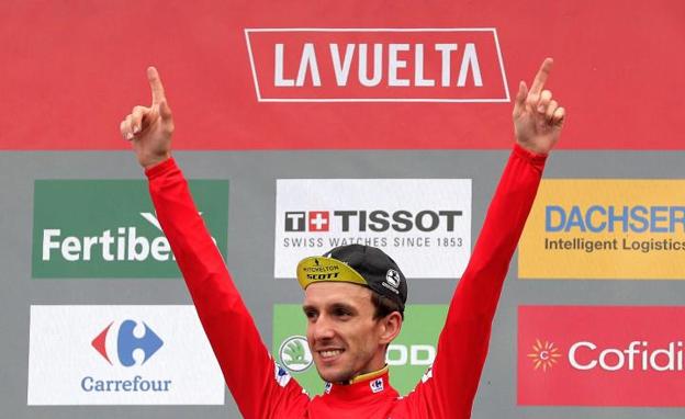 Simon Yates, en el podio tras sentenciar la Vuelta a España.