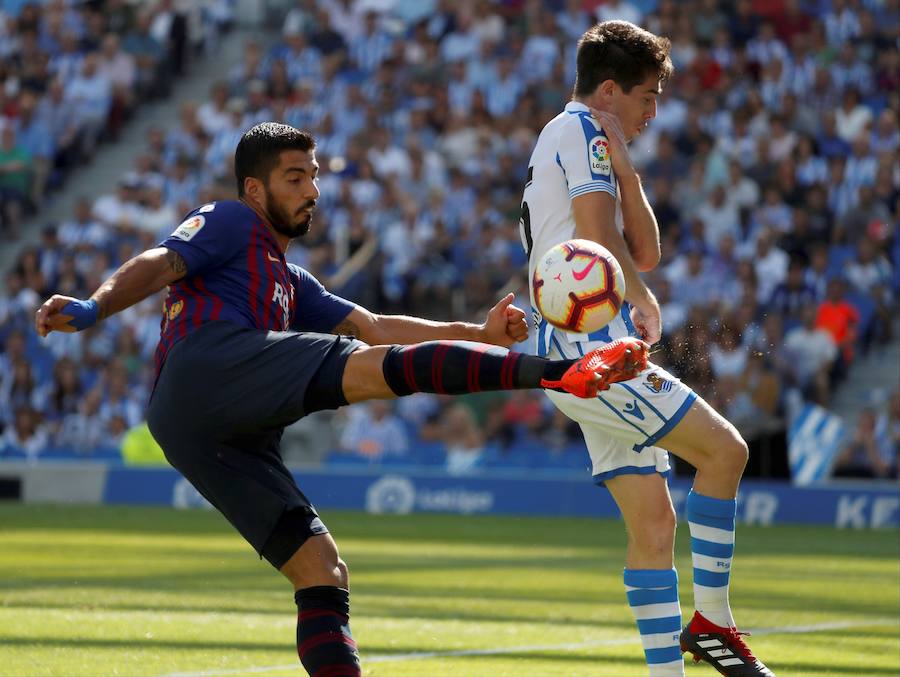 El conjunto azulgrana se llevó los tres puntos en Anoeta, tras un partido en el que la Real Sociedad comenzó adelantándose pero en el que el Barcelona se impuso gracias a los goles de Luis Suárez y Dembélé