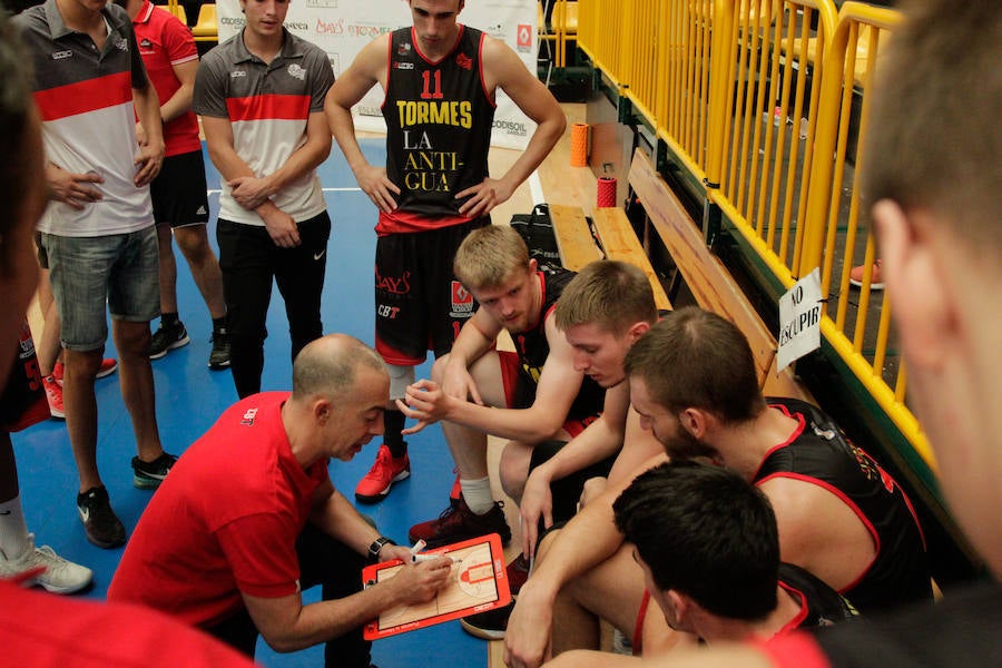 Fotos: La Antigua CB Tormes cede ante el Menorca (67-74)