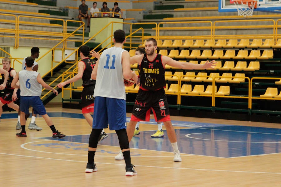 Fotos: La Antigua CB Tormes cede ante el Menorca (67-74)
