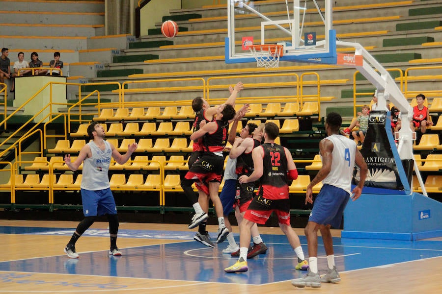 Fotos: La Antigua CB Tormes cede ante el Menorca (67-74)