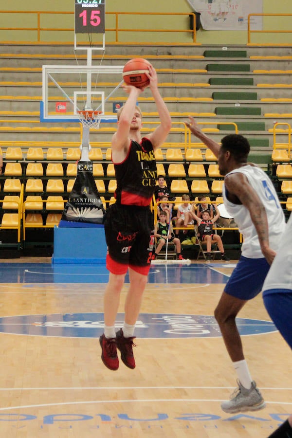 Fotos: La Antigua CB Tormes cede ante el Menorca (67-74)