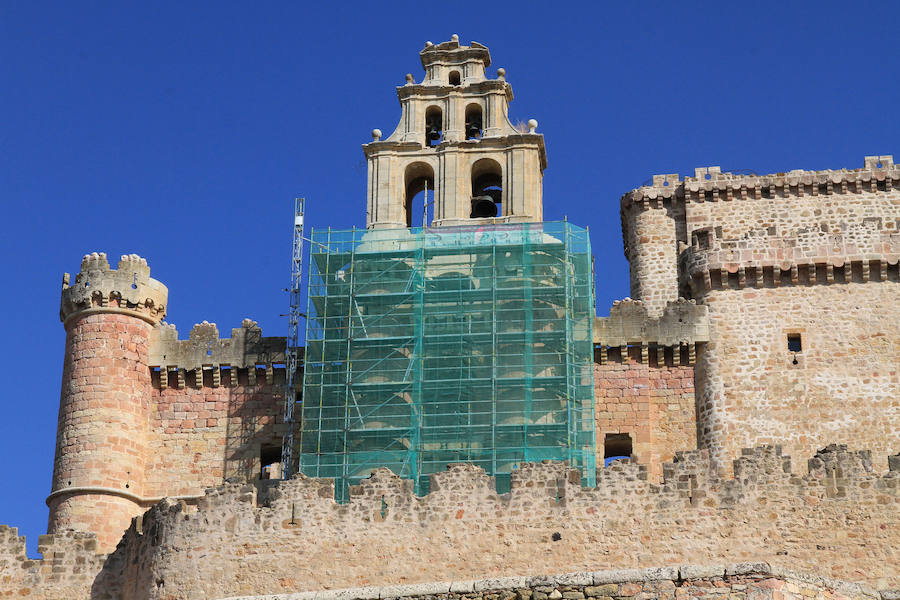 La intervención en el castillo de Turégano, situado en lo alto de un cerro, se centra en los torreones y la espadaña.