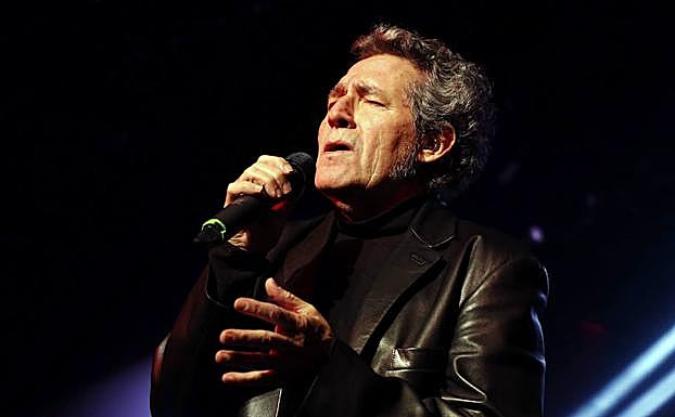 Miguel Ríos durante un concierto. 