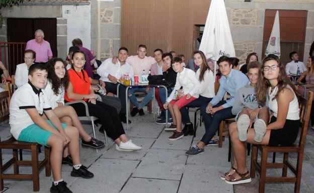 Un grupo de diferentes edades disfruta de las fiestas en el municipio