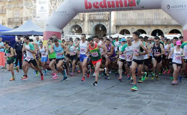 Los atletas toman la salida en la Plaza Mayor de Salamanca. 