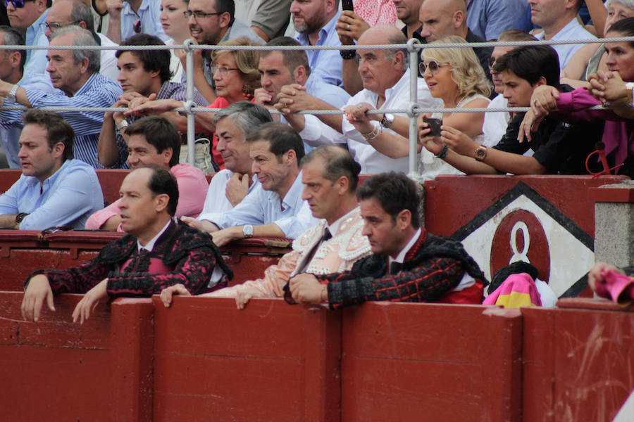 Fiel a su concepto, pero menos temerario, templado y asentado, inteligente y seguro, soberbio con la espada, el torero peruano hace pleno