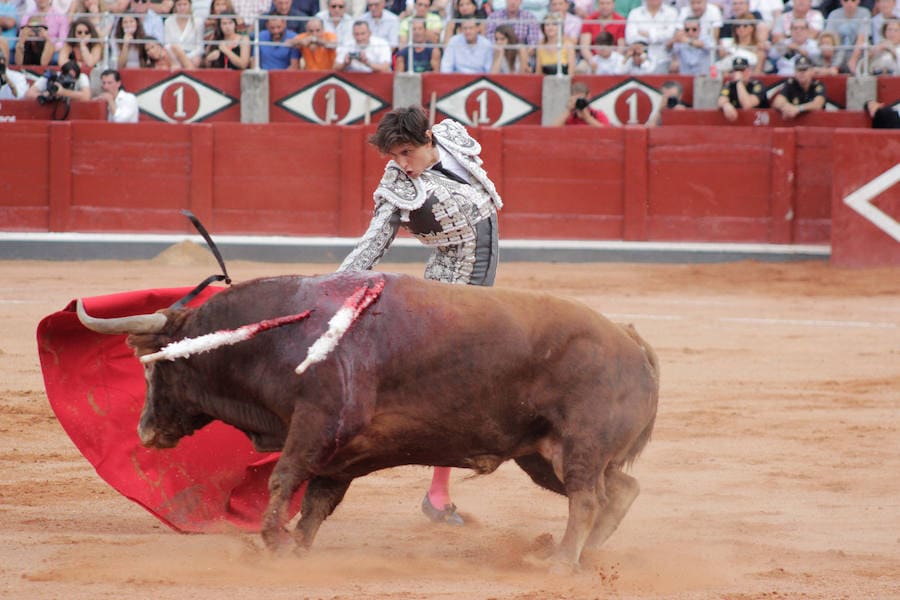 Fiel a su concepto, pero menos temerario, templado y asentado, inteligente y seguro, soberbio con la espada, el torero peruano hace pleno