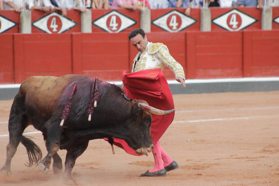 Fiel a su concepto, pero menos temerario, templado y asentado, inteligente y seguro, soberbio con la espada, el torero peruano hace pleno