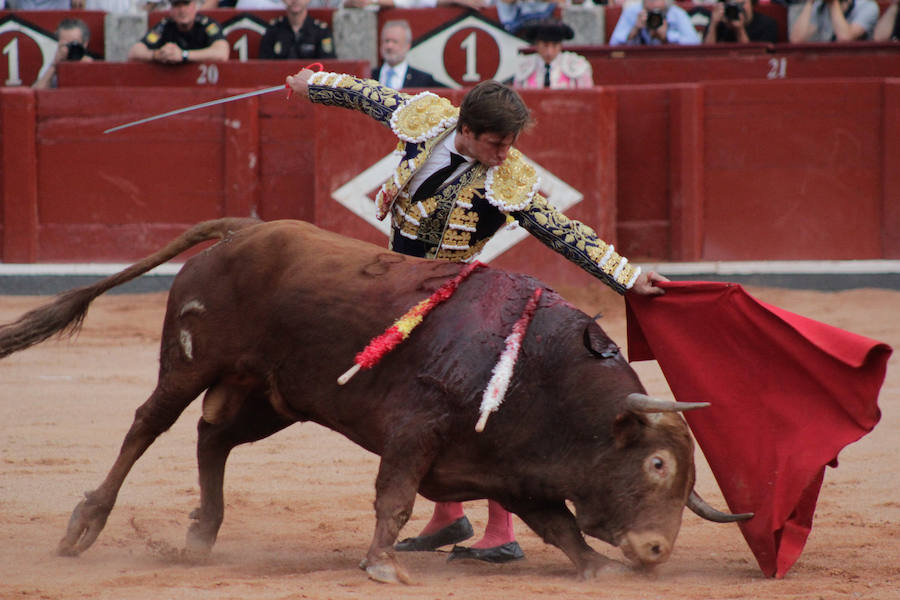 Fiel a su concepto, pero menos temerario, templado y asentado, inteligente y seguro, soberbio con la espada, el torero peruano hace pleno