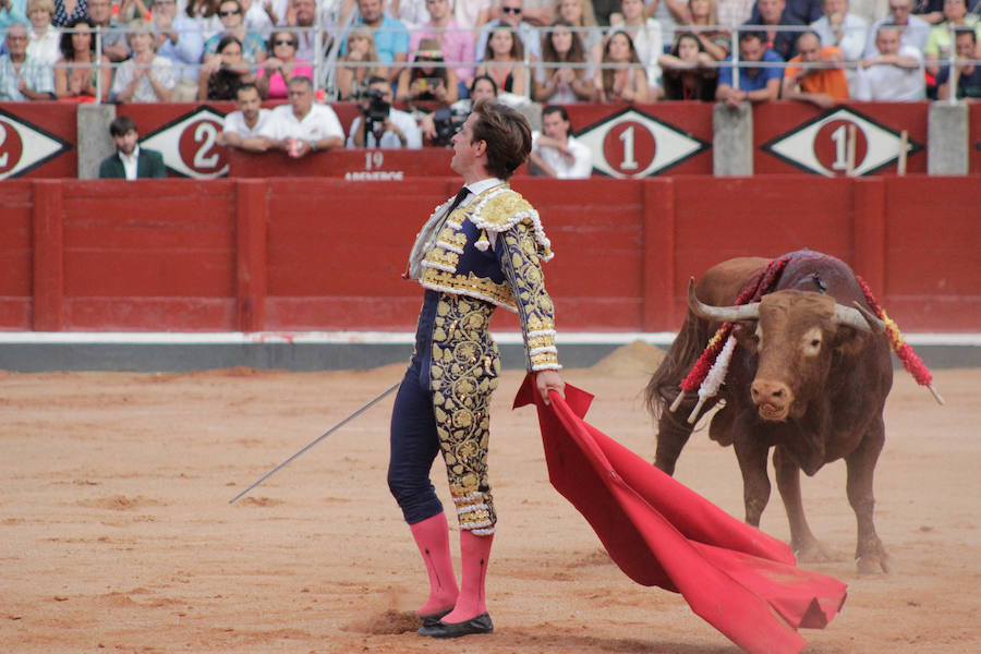 Fiel a su concepto, pero menos temerario, templado y asentado, inteligente y seguro, soberbio con la espada, el torero peruano hace pleno