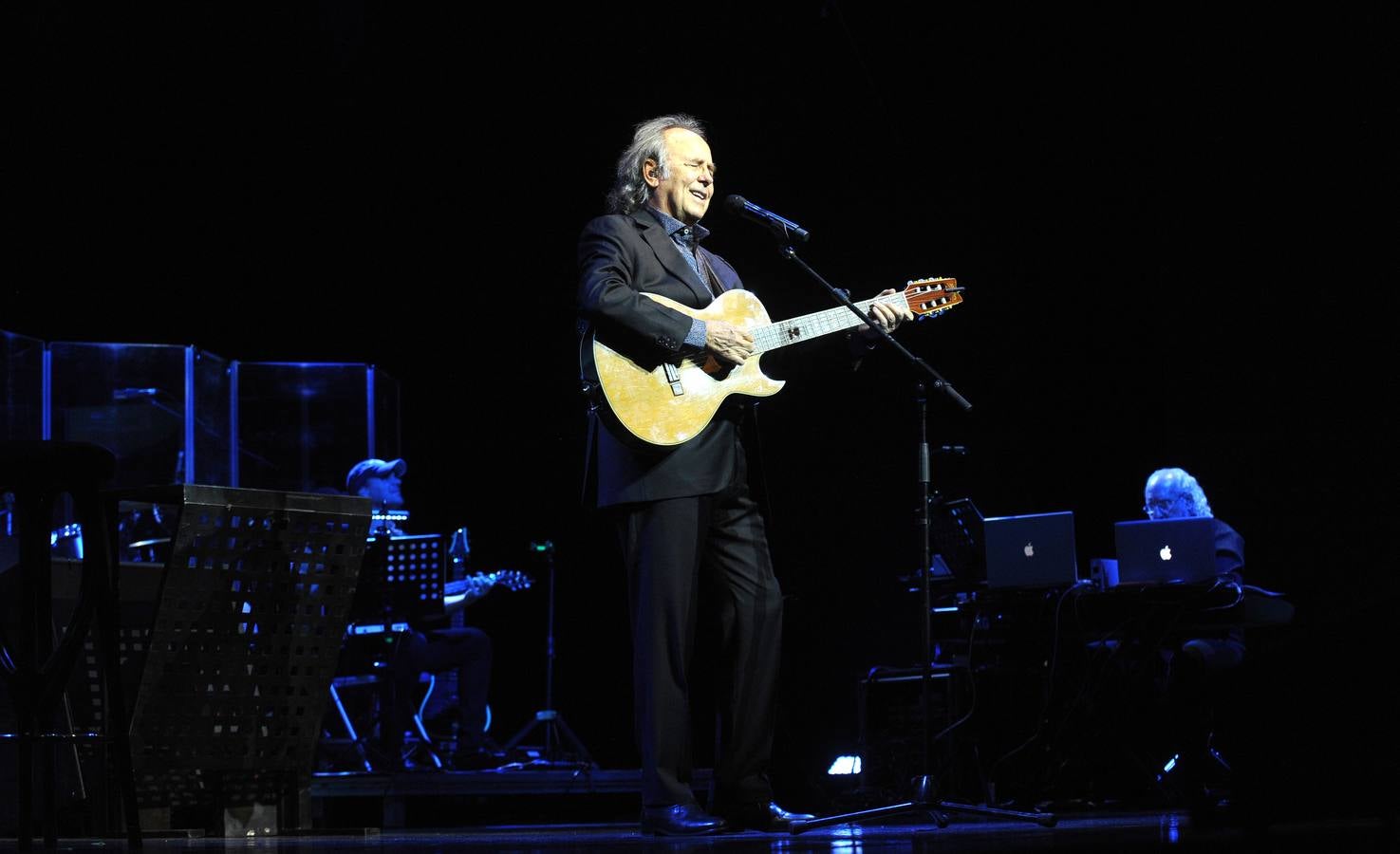 El cantautor abarrotó el recinto con los temas más clásicos de su carrera musical dentro de la gira 'Mediterráneo Da Capo'