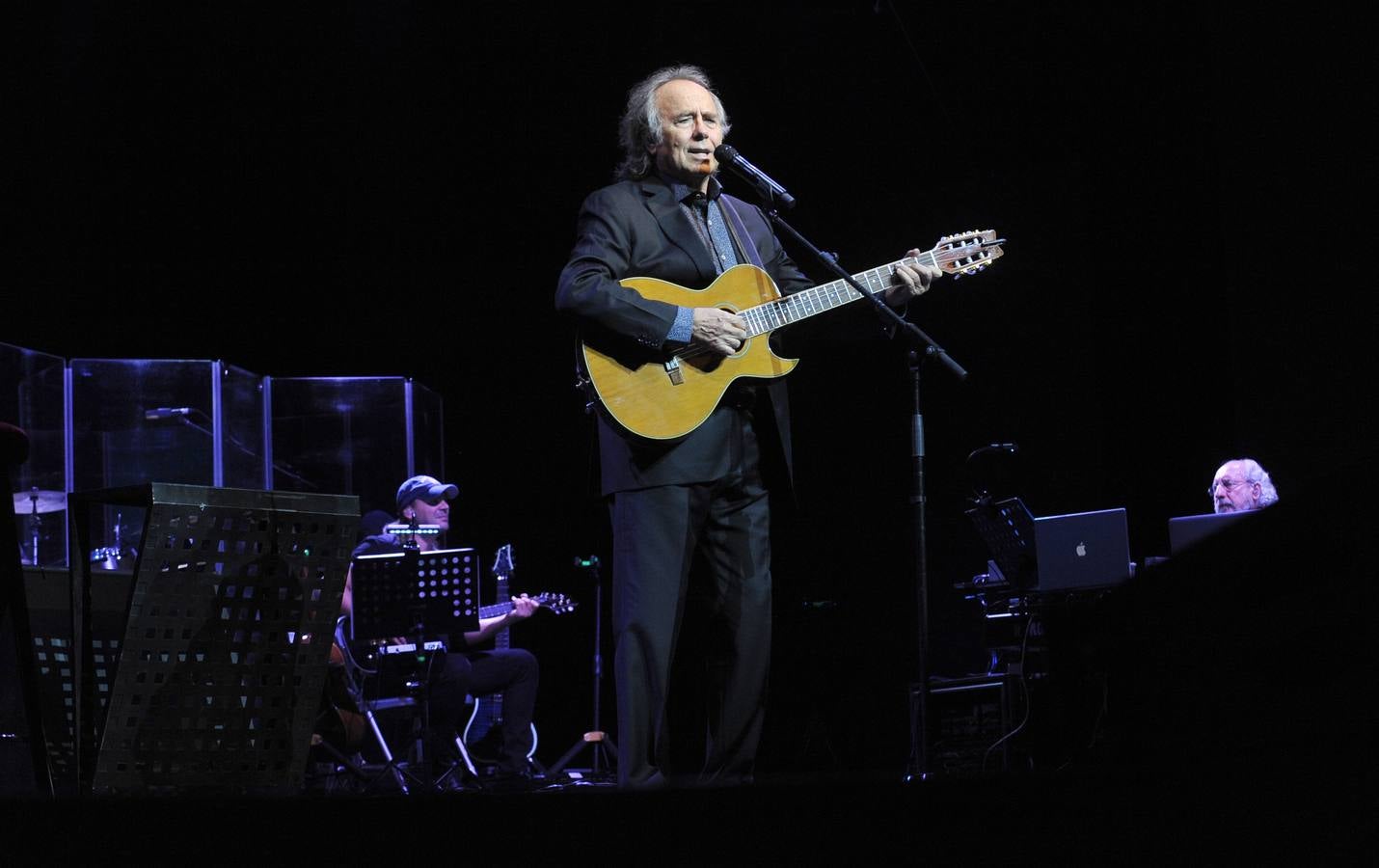 El cantautor abarrotó el recinto con los temas más clásicos de su carrera musical dentro de la gira 'Mediterráneo Da Capo'