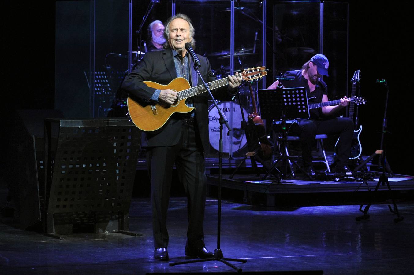 El cantautor abarrotó el recinto con los temas más clásicos de su carrera musical dentro de la gira 'Mediterráneo Da Capo'