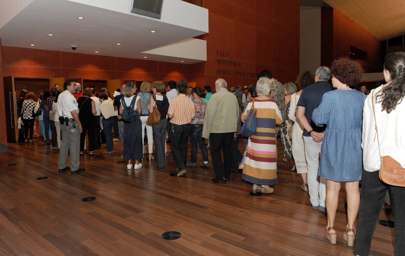 El cantautor abarrotó el recinto con los temas más clásicos de su carrera musical dentro de la gira 'Mediterráneo Da Capo'
