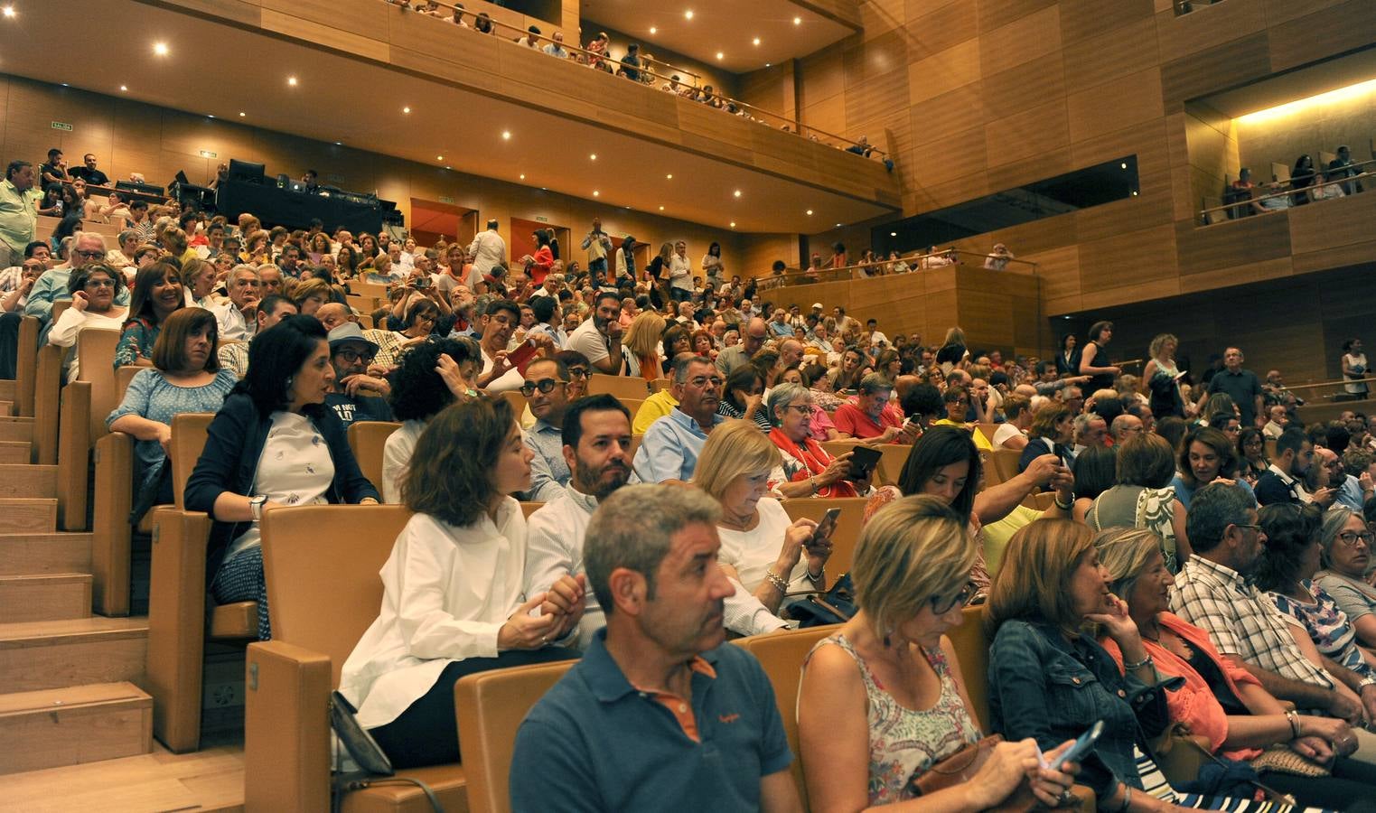El cantautor abarrotó el recinto con los temas más clásicos de su carrera musical dentro de la gira 'Mediterráneo Da Capo'