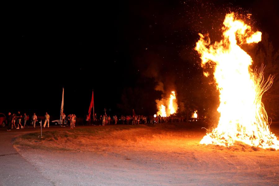 Fotos: Procesión de las hogueras en Palenzuela