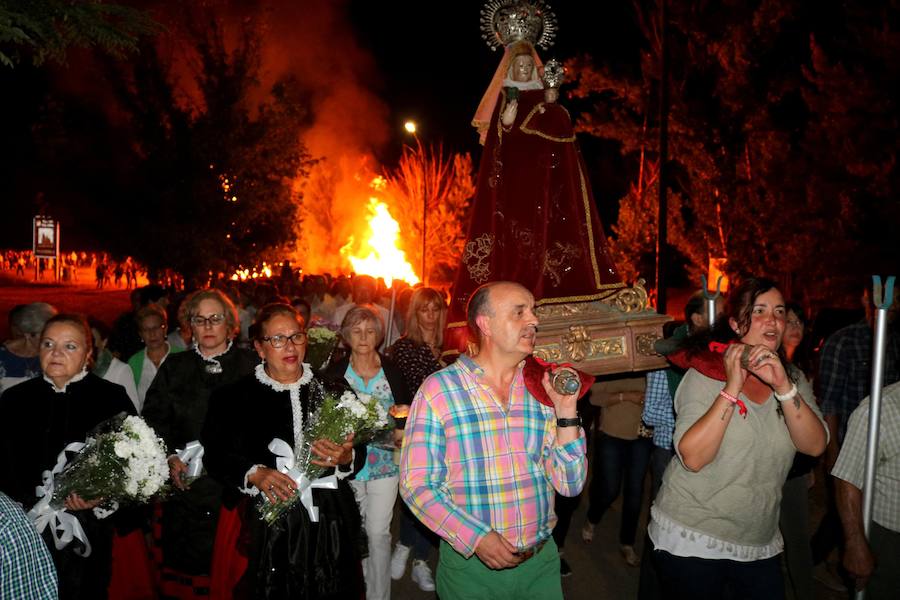 Fotos: Procesión de las hogueras en Palenzuela