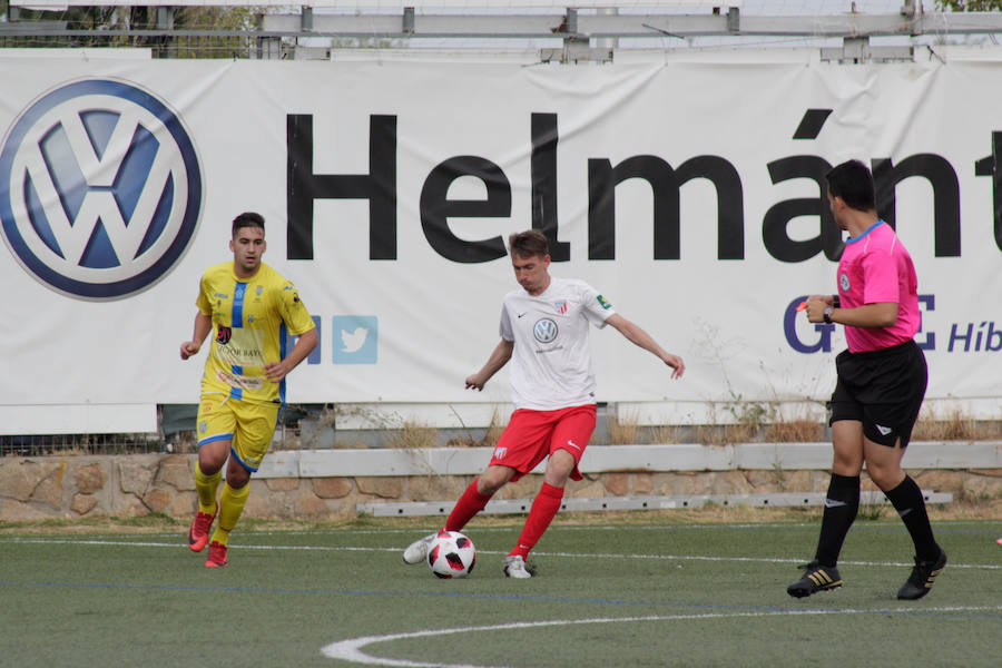 El equipo tormesino encaja la primera derrota de la temporada en su regreso a Tercera ante el intratable líder