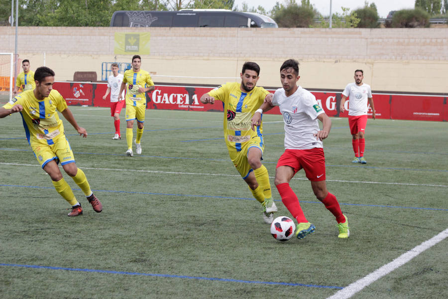 El equipo tormesino encaja la primera derrota de la temporada en su regreso a Tercera ante el intratable líder