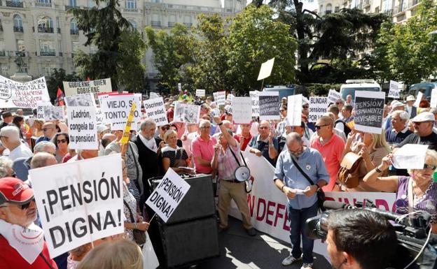 Pensionistas ante el Congreso de los Diputados en Madrid el pasado 12 de septiembre.