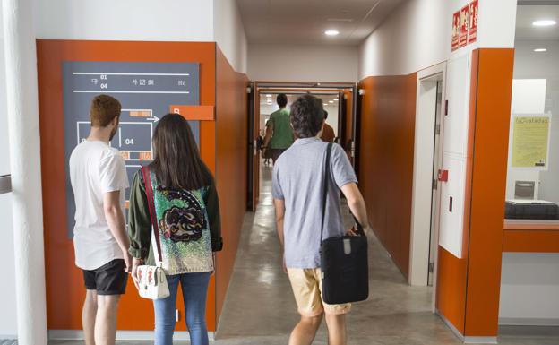 Alumnos en el nuevo edificio de Ciencias de la Universidad de Valladolid