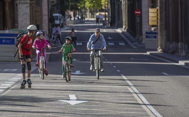 Una familia recorre en bicicleta la calle Vicente Moliner, en una imagen de archivo. 