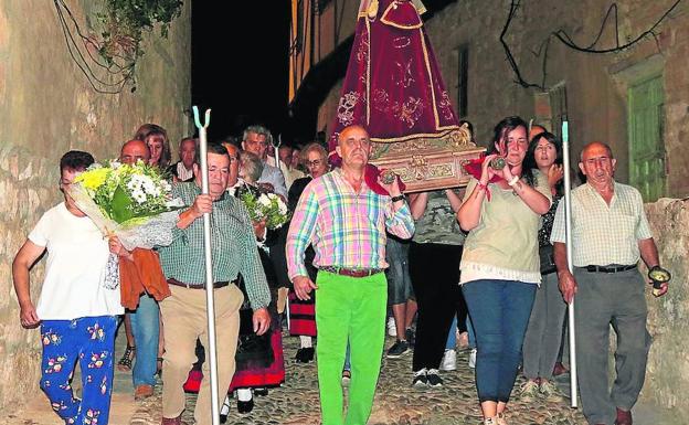 Vecinos y cofrades procesionan con la Virgen de Allende el Río por las calles de Palenzuela