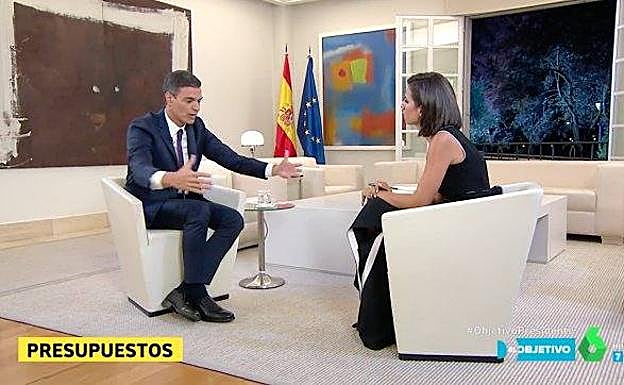 Cachondeo durante la entrevista a Pedro Sánchez en 'El Objetivo': «¿No había una silla más pequeña?»