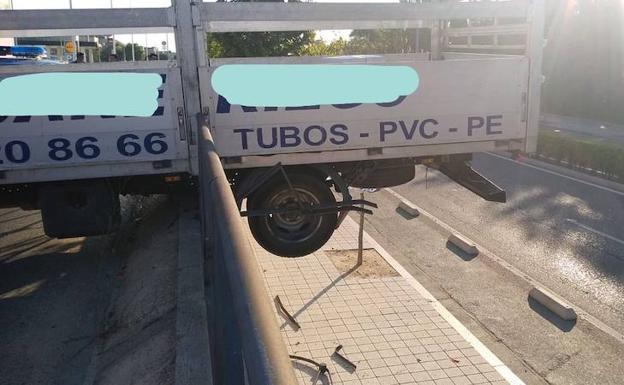 Así quedó el camión tras empotrarse contra la valla de la mediana.