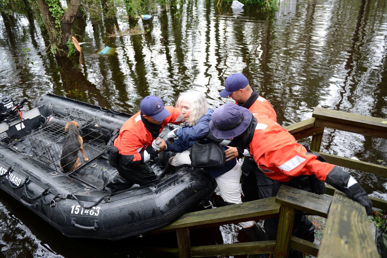 Mientras Florence se disipa en su camino hacia el noroeste, la ahora depresión tropical sigue dejando una pertinaz lluvia en la región, especialmente en la frontera entre Carolina del Norte y Carolina del Sur