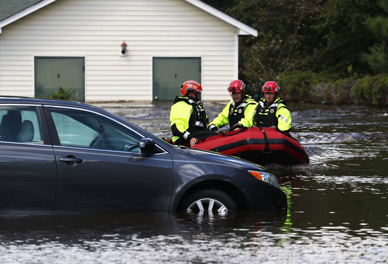 Mientras Florence se disipa en su camino hacia el noroeste, la ahora depresión tropical sigue dejando una pertinaz lluvia en la región, especialmente en la frontera entre Carolina del Norte y Carolina del Sur