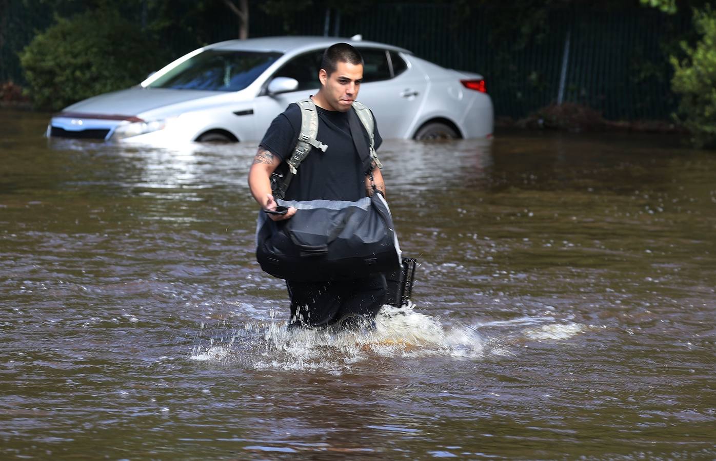 Mientras Florence se disipa en su camino hacia el noroeste, la ahora depresión tropical sigue dejando una pertinaz lluvia en la región, especialmente en la frontera entre Carolina del Norte y Carolina del Sur