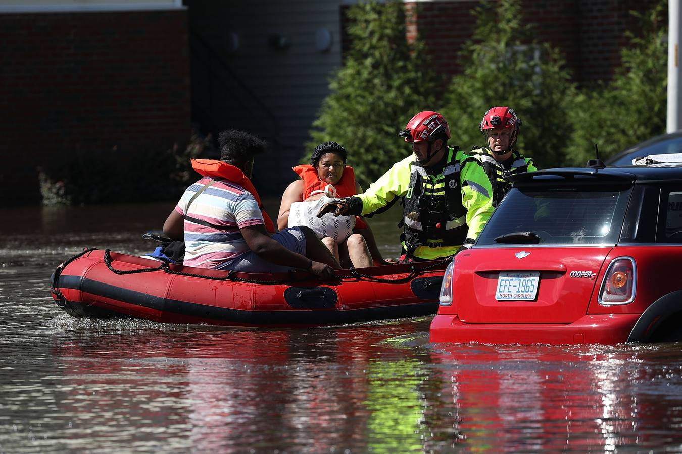 Mientras Florence se disipa en su camino hacia el noroeste, la ahora depresión tropical sigue dejando una pertinaz lluvia en la región, especialmente en la frontera entre Carolina del Norte y Carolina del Sur