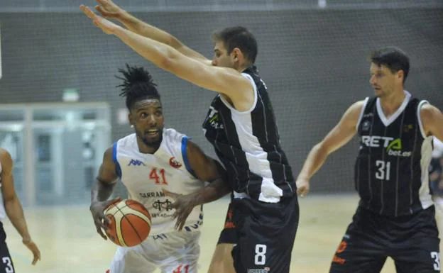 Novas, ante la defensa del Bilbao Basket. 