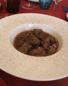 Imagen secundaria 2 - Carmen Caballero y Nicolás de Córdoba, propietarios del establecimiento. Abajo, pulpo con panceta ibérico y guiso de pluma ibérica. 