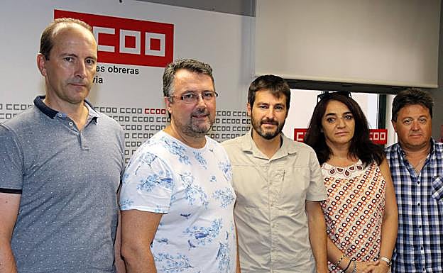 Representantes de CC OO, en la sede de Segovia del sindicato.