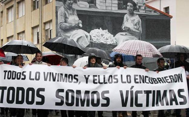 Exalumnos del seminario de La Bañeza protestan en 2017 por los abusos cometidos por el mismo párroco. 