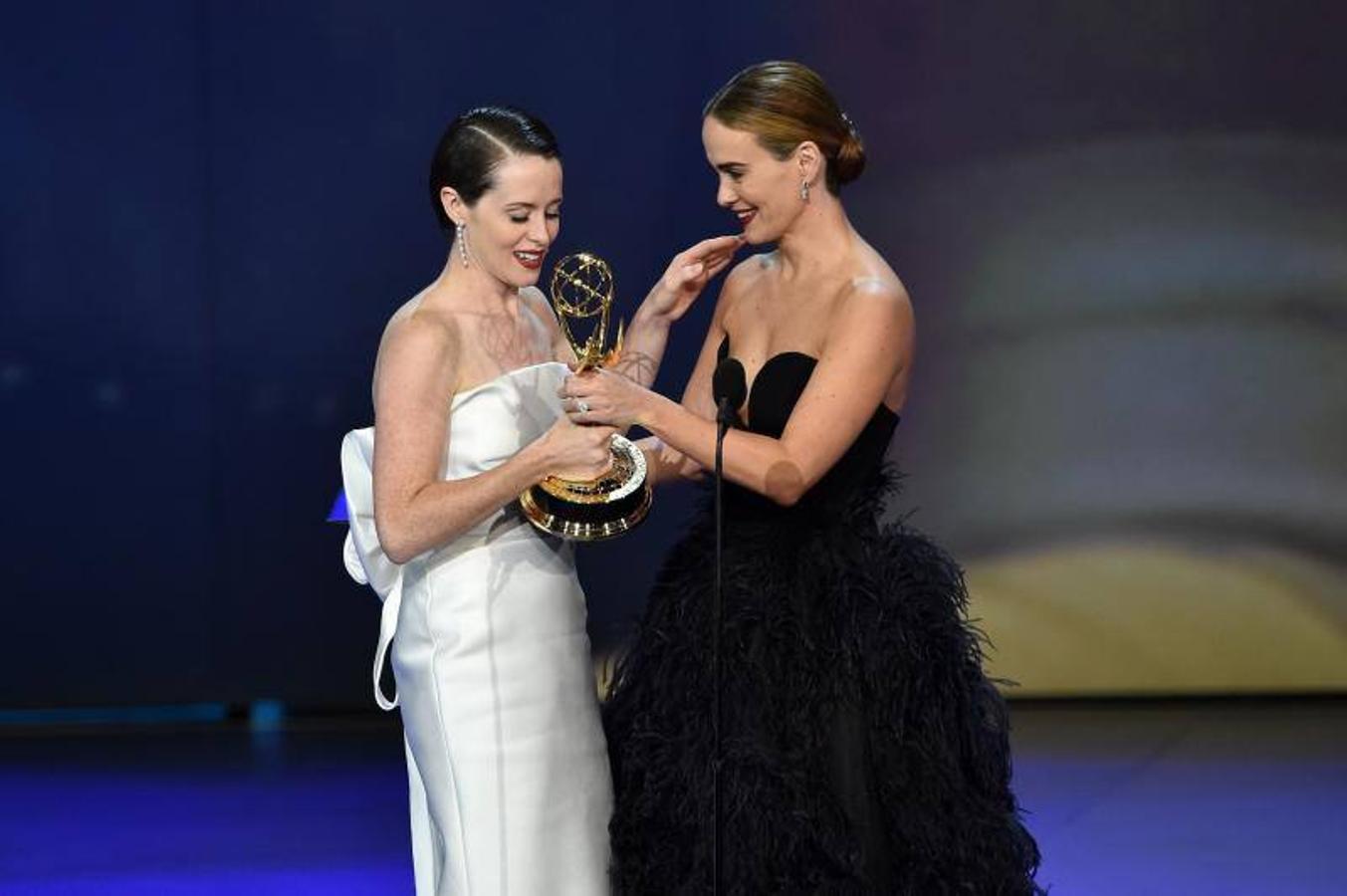 Claire Foy (izquierda) recibe el Emmy a la mejor actriz dramática de manos de Sarah Paulson.