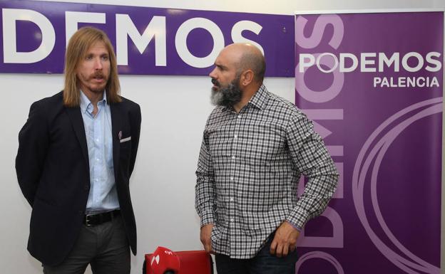 El líder de Podemos en Castilla y León, Pablo Fernández charla con el procurador por Palencia, Ricardo López