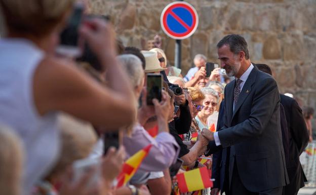 Imagen principal - El Rey Felipe VI durante su recorrido por las calles de Ávila con motivo del 25 aniversario de la constitución del Grupo de Ciudades Patrimonio de la Humanidad de España.