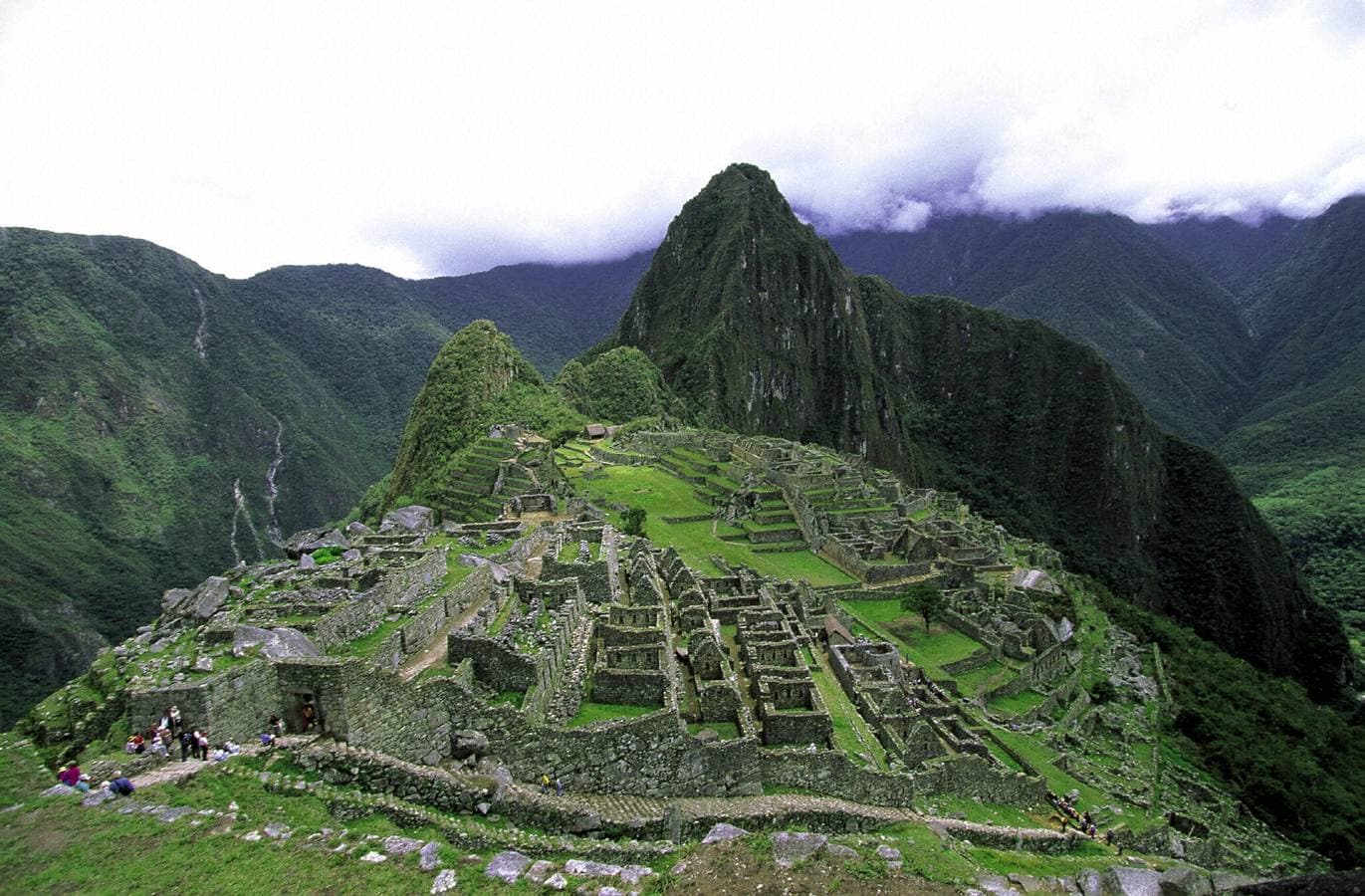 La ciudad inca de Machu Pichu en Cuzco (Perú). Ubicada a 2.430 metros de altura en un paraje de gran belleza, en medio de un bosque tropical de montaña, fue probablemente la realización arquitectónica más asombrosa del Imperio Inca en su apogeo. Está en la Lista del Patrimonio de la Humanidad de la Unesco desde 1983.