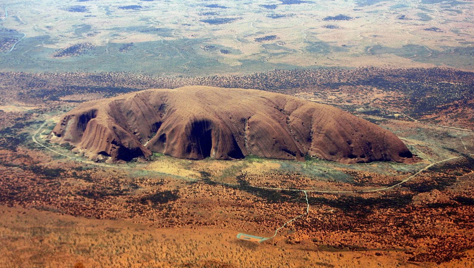 Monte Urulu. También llamado Ayers Rock, es una formación rocosa compuesta por arenisca que se encuentra en el centro de Australia. Es un lugar sagrado para los aborígenes australianos y desde 1987 es Patrimonio de la Humanidad. También es conocida como el ombligo del mundo. A pesar de ser uno de los iconos nacionales del país y el lugar más sagrado para la cultura de los Anangu (tribu aborigen de los alrededores de Uluru) la ascensión a su cima está permitida. La superficie del monolito cambia de color según la inclinación de los rayos solares, tanto a lo largo del día como en las diferentes estaciones del año.