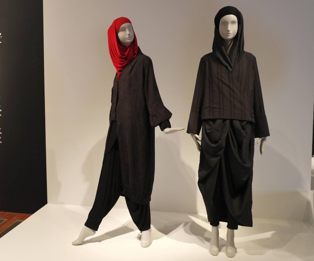 Es la primera gran exposición de museos que explora la naturaleza compleja y diversa de los códigos de vestimenta musulmanes en todo el mundo desde el estilo de alta gama, la ropa deportiva y el aspecto único personalizado de diferentes interpretaciones religiosas y culturas de diseñadores emergentes y establecidos